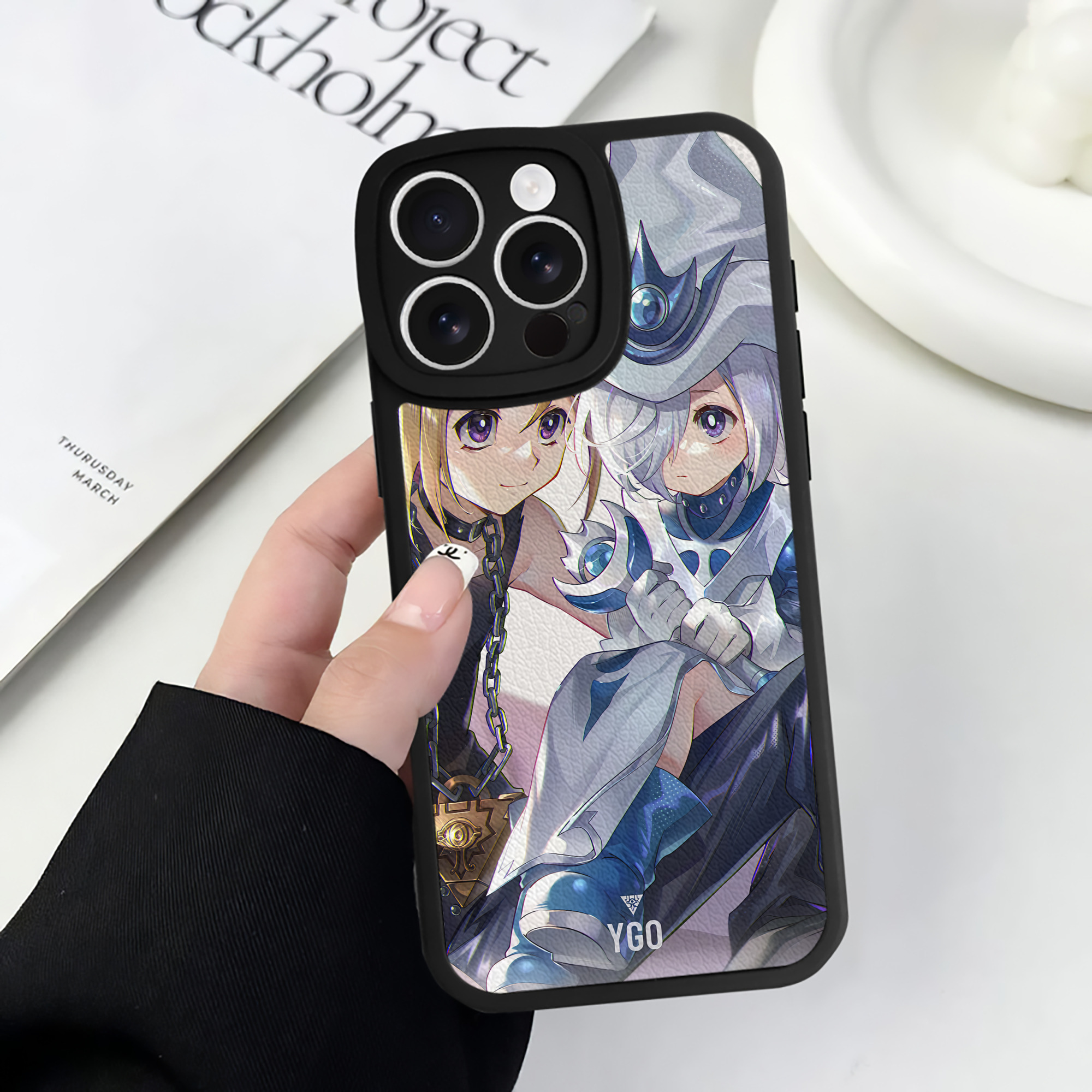 （画像用） 遊☆戯☆王 Yu-Gi-Oh! 【iPhone 16シリーズ対応】シリコンスマホケース（レザー調） 材質：シリコン